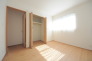 A号棟 衣類の整理整頓に嬉しいクローゼット付きのお部屋。お子様のお部屋としても便利です。
