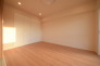 今からここを誰のお部屋にしようか、そんな洋室。大きさは6.0帖です。
