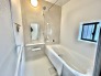 1号棟 一緒にお風呂に入っている子供達の声がリビングまで聞こえてきそうな広々とした１坪バス
花粉や雨の日、寒い冬の時期に嬉しい浴室乾燥機。換気機能で入浴時に湿気を換気しカビの防止にもなります。

