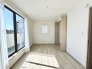大きな開口部から明るい光が差し込む、日中の室内の明るさがこの部屋の魅力です。
