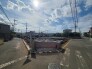 戸建てが立ち並ぶ静かな住宅街。四季折々の移り変わりを感じながら自然と楽しみ、暮らす、そんな毎日を日々の中で感じられる住環境
