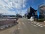 戸建てが立ち並ぶ静かな住宅街。四季折々の移り変わりを感じながら自然と楽しみ、暮らす、そんな毎日を日々の中で感じられる住環境
