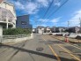 戸建てが立ち並ぶ静かな住宅街。四季折々の移り変わりを感じながら自然と楽しみ、暮らす、そんな毎日を日々の中で感じられる住環境
