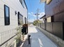 通りから入ったプライベート空間で落ち着いた雰囲気でお住いになる。敷地部分でお子様の遊ぶスペースや駐車スペースに活用できます。
