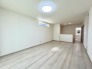 大きな開口部から明るい光が差し込むリビング。日中の室内の明るさがこの部屋の魅力です。
