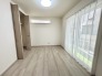 大きな開口部から明るい光が差し込む、日中の室内の明るさがこの部屋の魅力です。
