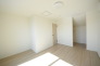 今からここを誰のお部屋にしようか、そんな洋室。大きさは7.3帖です。
