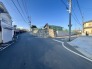 前面道路は広く、駐車がしやすいです。駐車スペース2台分ございます。
