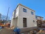 戸建てが立ち並ぶ静かな住宅街。四季折々の移り変わりを感じながら自然と楽しみ、暮らす、そんな毎日を日々の中で感じられる住環境
