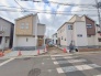 戸建てが立ち並ぶ静かな住宅街。四季折々の移り変わりを感じながら自然と楽しみ、暮らす、そんな毎日を日々の中で感じられる住環境
