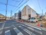 前面道路は広く、駐車がしやすいです。駐車スペース2台分ございます。

