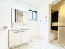 ゆとりの洗面スペースで朝の身支度もスムーズに行えます。
ゆとりの洗面スペースで朝の身支度もスムーズに行えます。
