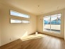 大きな開口部から明るい光が差し込む、日中の室内の明るさがこの部屋の魅力です。
