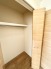 衣類の整理整頓に嬉しいクローゼット付きのお部屋。お子様のお部屋としても便利です。
