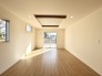 大きな開口部から明るい光が差し込むリビング。日中の室内の明るさがこの部屋の魅力です。
