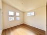 大きな開口部から明るい光が差し込む、日中の室内の明るさがこの部屋の魅力です。
