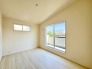 大きな開口部から明るい光が差し込む、日中の室内の明るさがこの部屋の魅力です。
