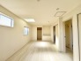 2号棟 大きな開口部から明るい光が差し込む、日中の室内の明るさがこの部屋の魅力です。
 2026/04/03m
