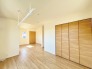 1号棟 大きな開口部から明るい光が差し込む、日中の室内の明るさがこの部屋の魅力です。
 2026/04/03m