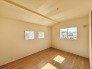 大きな開口部から明るい光が差し込む、日中の室内の明るさがこの部屋の魅力です。
