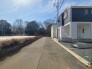 6m幅員の道路に面しておりお車の運転が苦手な方でも安心して出入りいただけます。
戸建てが立ち並ぶ静かな住宅街。四季折々の移り変わりを感じながら自然と楽しみ、暮らす、そんな毎日を日々の中で感じられる住環境
