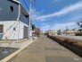 6m幅員の道路に面しておりお車の運転が苦手な方でも安心して出入りいただけます。
戸建てが立ち並ぶ静かな住宅街。四季折々の移り変わりを感じながら自然と楽しみ、暮らす、そんな毎日を日々の中で感じられる住環境
