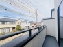 広めのバルコニーは風通しも良くお洗濯物もしっかりと干すことができます！
