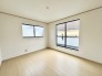 大きな開口部から明るい光が差し込む、日中の室内の明るさがこの部屋の魅力です。
