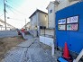1号棟 前面道路は広く、駐車がしやすいです。駐車スペース2台分ございます。
