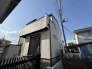 2号棟 澄み渡る空の下、端正な外観が際立つ邸宅。穏やかな日々を紡ぐ、静かで心地よい暮らしがここにあります
