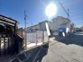 2号棟 戸建てが立ち並ぶ静かな住宅街。四季折々の移り変わりを感じながら自然と楽しみ、暮らす、そんな毎日を日々の中で感じられる住環境

