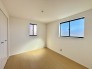A号棟 今からここを誰のお部屋にしようか、そんな洋室。大きさは5.25帖です。

