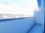 広めのバルコニーは風通しも良くお洗濯物もしっかりと干すことができます！
