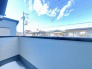 2号棟 陽ざしが差込む明るいバルコニー。奥行きのあるバルコニーはお洗濯時に助かります。
