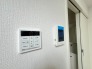 2号棟 録画機能もあり、どのような人が何時に来訪されたのかが分かります。防犯上はもちろん、お届け物などの把握にも便利です。ライトが付いているので、夜間でも安心です。

