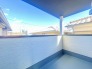 2号棟 南側のお部屋から出入りできる、奥行きのあるワイドバルコニー。心地よい陽射しと暖かな風を楽しむことが出来ます。
