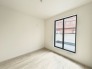 2号棟 大きな開口部から明るい光が差し込む、日中の室内の明るさがこの部屋の魅力です。
 2026/03/22m