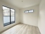 大きな開口部から明るい光が差し込む、日中の室内の明るさがこの部屋の魅力です。
