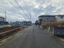 戸建てが立ち並ぶ静かな住宅街。四季折々の移り変わりを感じながら自然と楽しみ、暮らす、そんな毎日を日々の中で感じられる住環境
