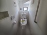 ウォシュレット機能付きのトイレ。換気のしやすい窓付きで、収納もあり実用性も兼ね備えた造り。
