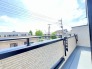 南側のお部屋から出入りできる、奥行きのあるワイドバルコニー。心地よい陽射しと暖かな風を楽しむことが出来ます。
