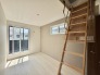 今からここを誰のお部屋にしようか、屋根裏収納付きのお部屋。
