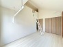 大きな開口部から明るい光が差し込む、日中の室内の明るさがこの部屋の魅力です。

