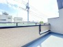 南側のお部屋から出入りできる、奥行きのあるワイドバルコニー。心地よい陽射しと暖かな風を楽しむことが出来ます。
