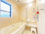 一緒にお風呂に入っている子供達の声がリビングまで聞こえてきそうな広々とした１坪バス
