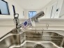 B号棟 時短に活躍する食器洗浄機や一杯の水も楽しめる浄水器があるシステムキッチン。
