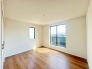 大きな開口部から明るい光が差し込む、日中の室内の明るさがこの部屋の魅力です。
