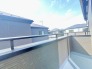 南側のお部屋から出入りできる、奥行きのあるワイドバルコニー。心地よい陽射しと暖かな風を楽しむことが出来ます。
