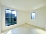 大きな開口部から明るい光が差し込む、日中の室内の明るさがこの部屋の魅力です。
