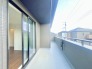 南側のお部屋から出入りできる、奥行きのあるワイドバルコニー。心地よい陽射しと暖かな風を楽しむことが出来ます。
